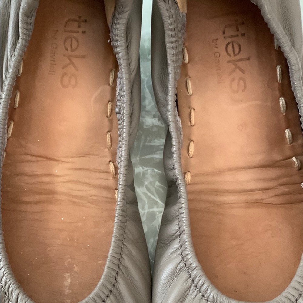 Tieks Taupe Ballet Flats 6 - Picture 5 of 13